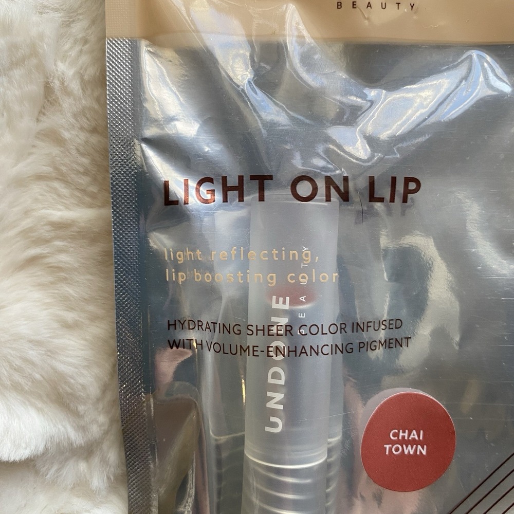 UNDONE Light on Lip Hydrating Light Reflecting CHAI‎ TOWN Aloe + Coconut Oil - Picture 5 of 7